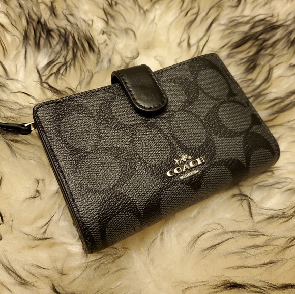 Coach Handbags - NWOT Coach Leather Medium Corner Zip Wallet F23553